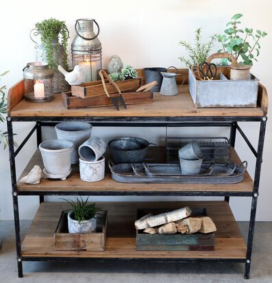 Gl Fransk Skänk från Chic Antique med trä- och metallhyllor