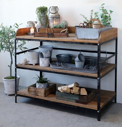 Gl Fransk Skänk från Chic Antique mot vit vägg med dekor