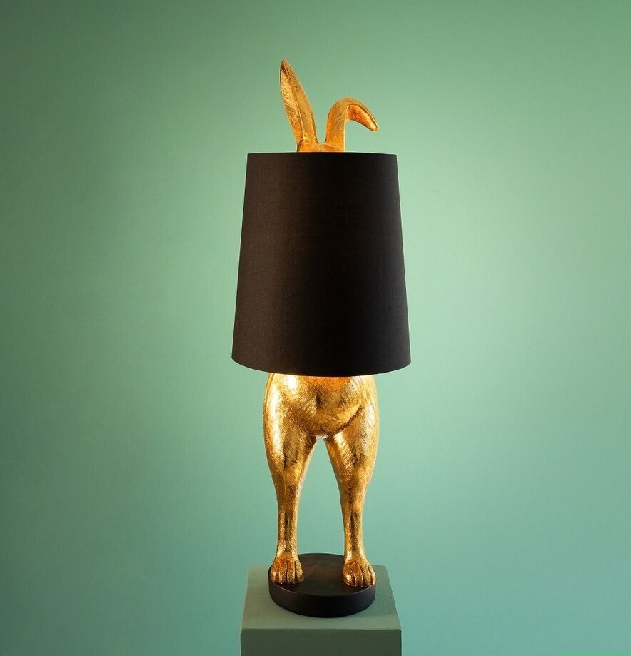 Lampa Hiding Bunny Guld/Svart från Werner Voss i grön miljö