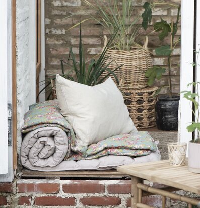 Madrass Petrol Blommor från IB Laursen på stentrappa