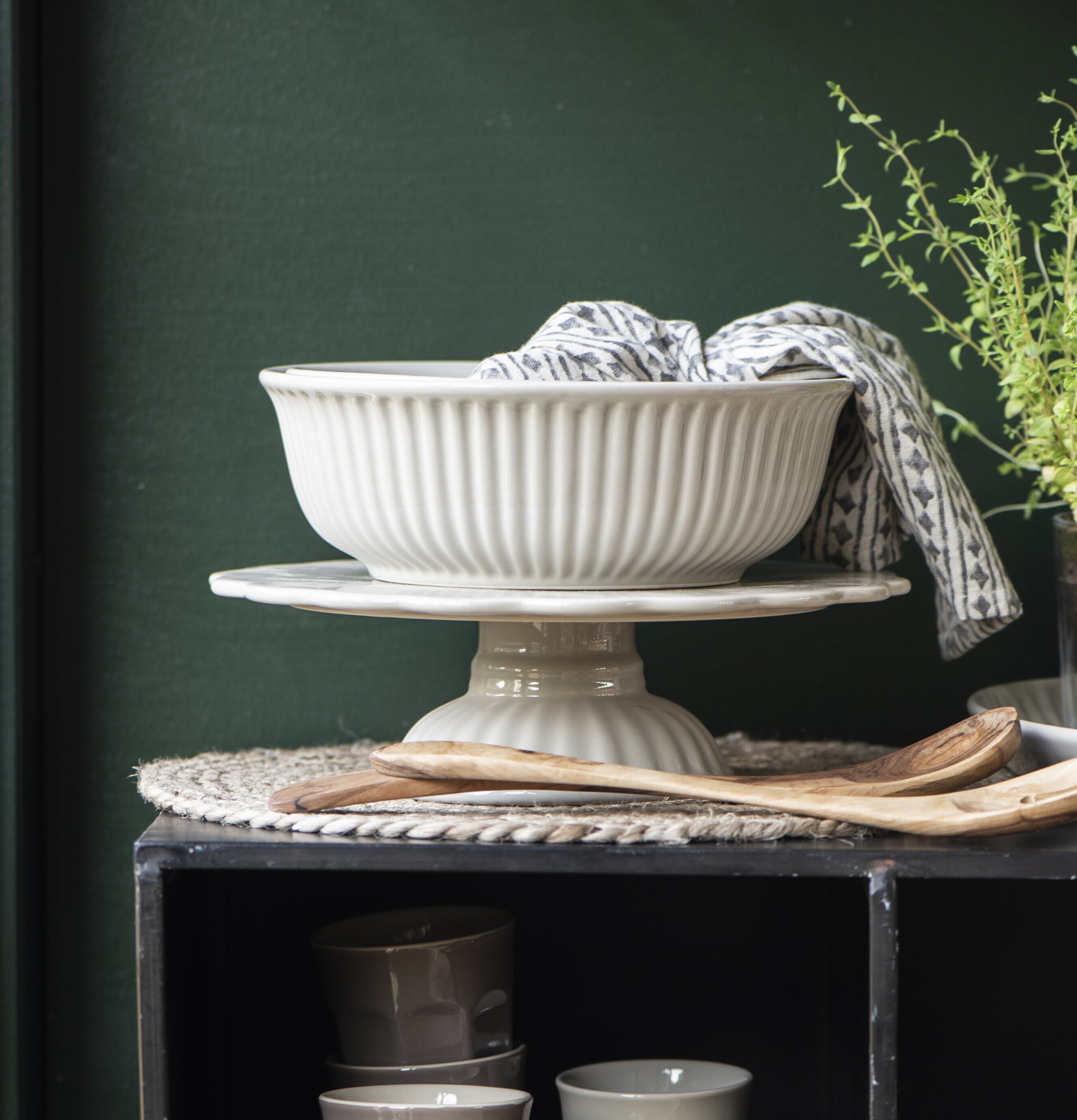 Tårtfat Mynte Latte från IB Laursen på rustik dukning