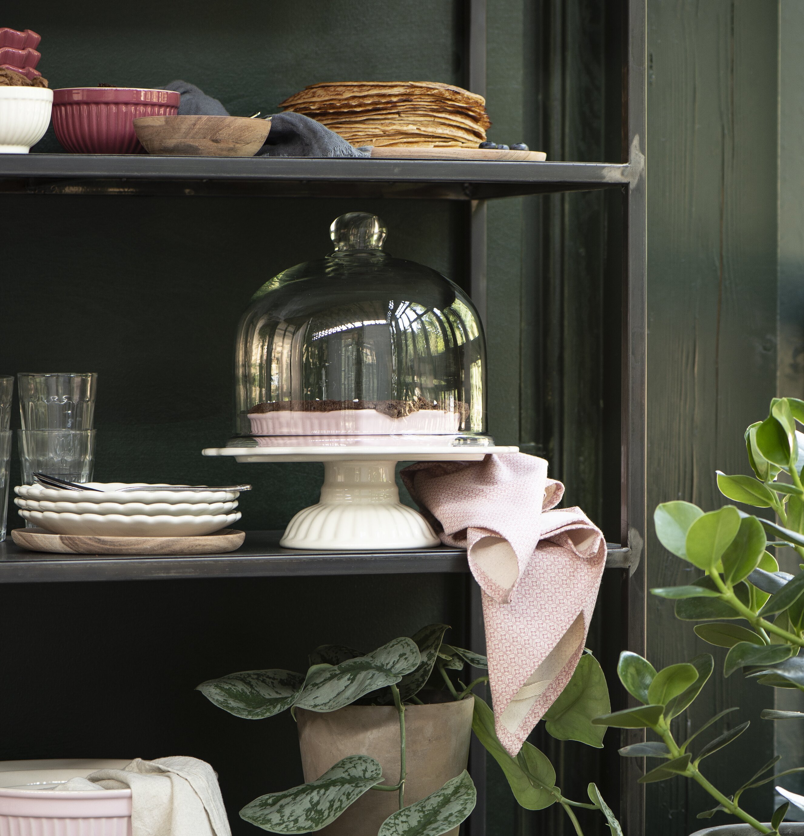 Tårtfat Mynte Butter Cream från IB Laursen på metallhylla