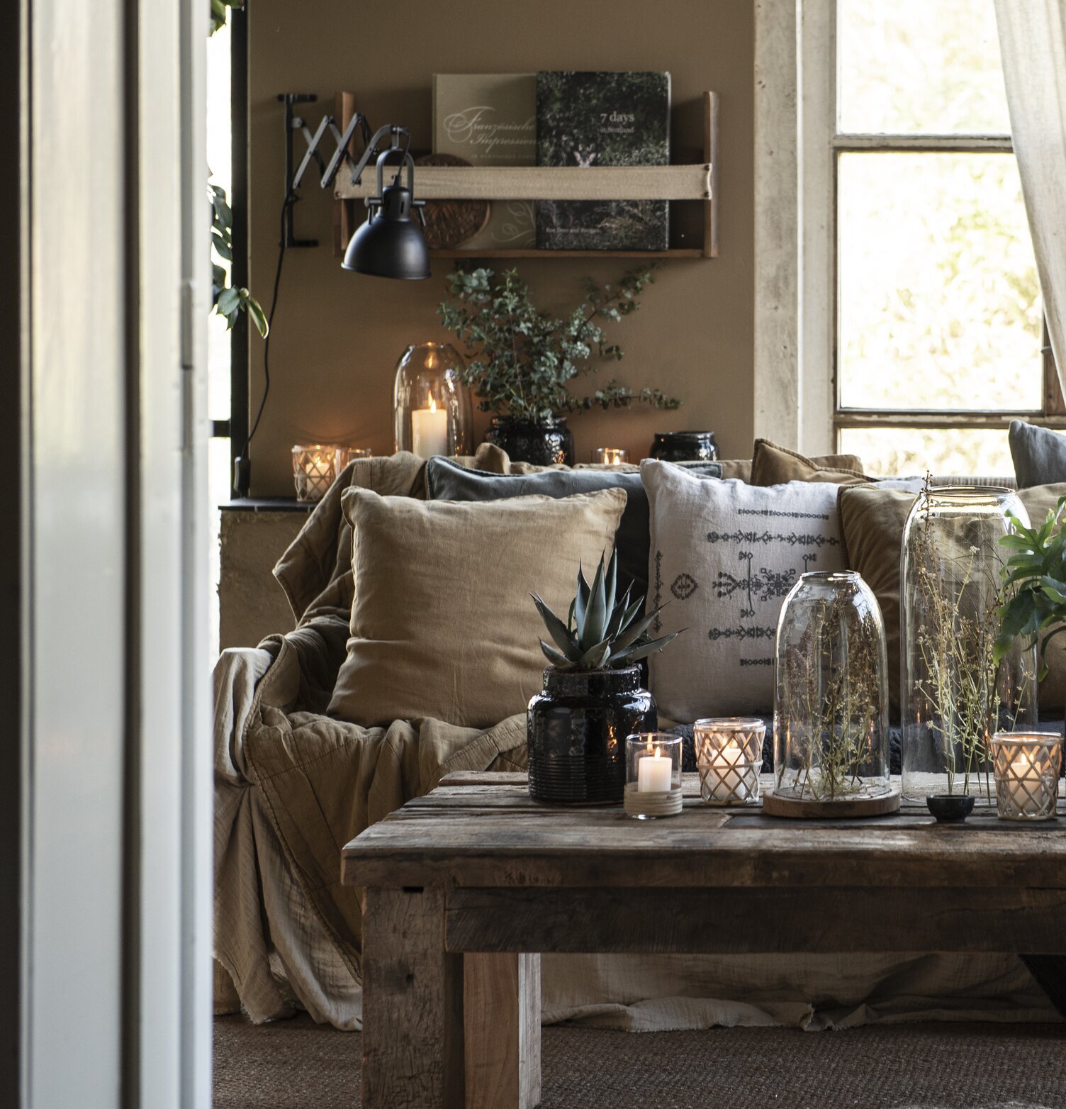 Vägglampa Harmonica Svart från IB Laursen i mysig soffhörna