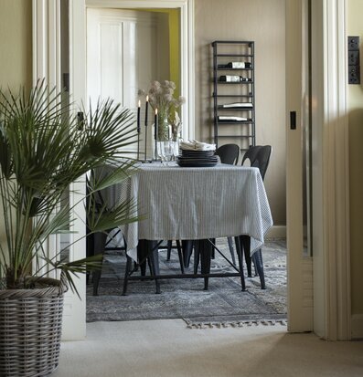 Vinställ Antiksvart Vägg från IB Laursen på en matsalsvägg