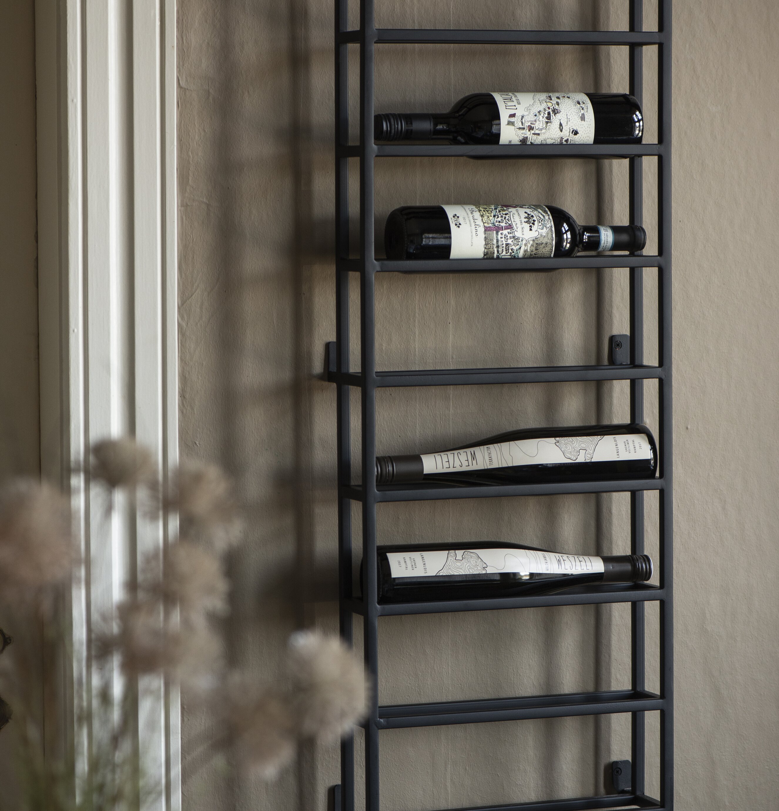 Vinställ Antiksvart Vägg från IB Laursen på beige vägg