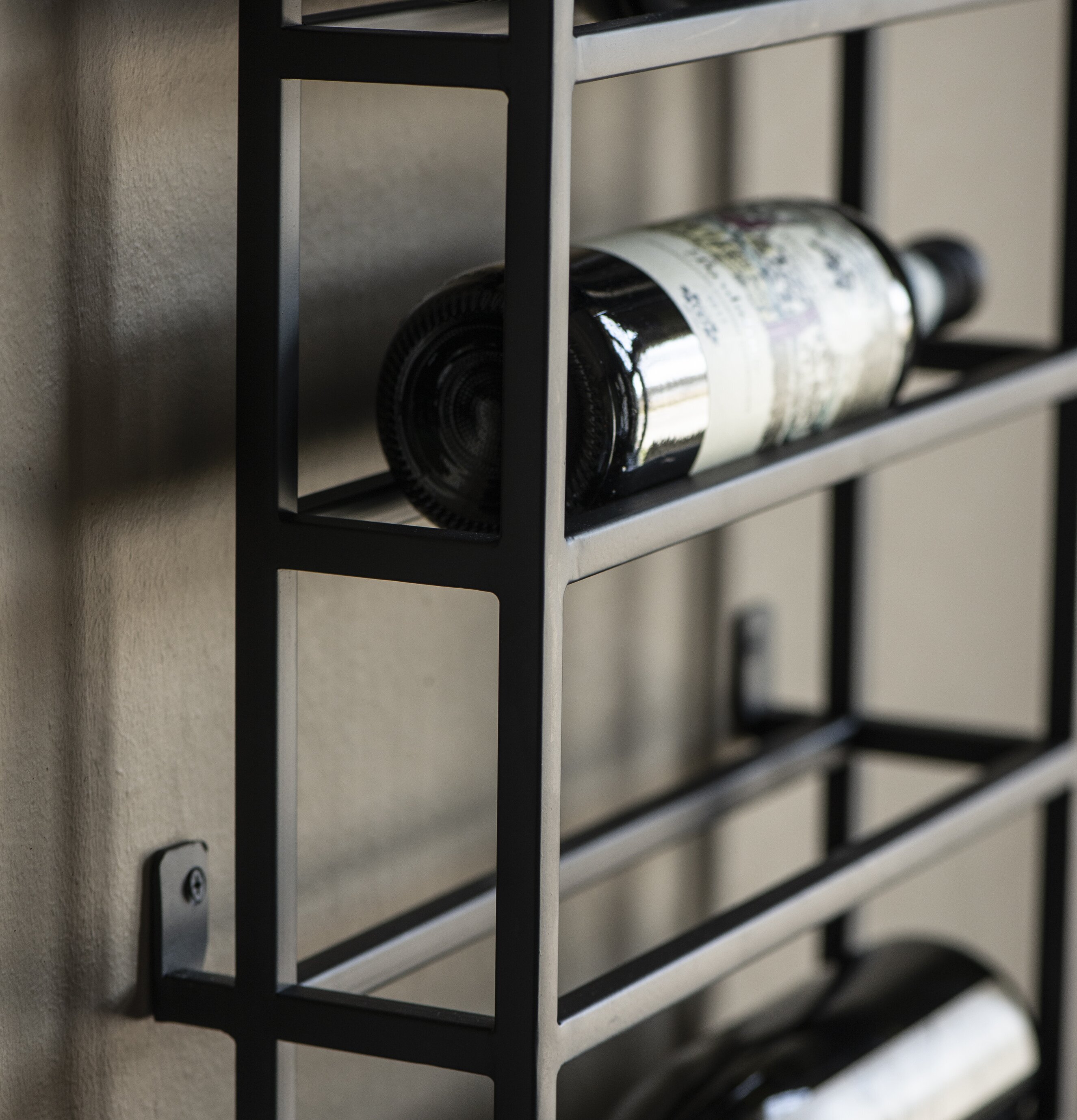 Vinställ Antiksvart Vägg från IB Laursen på ljus vägg