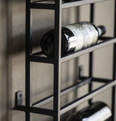 Vinställ Antiksvart Vägg från IB Laursen på ljus vägg