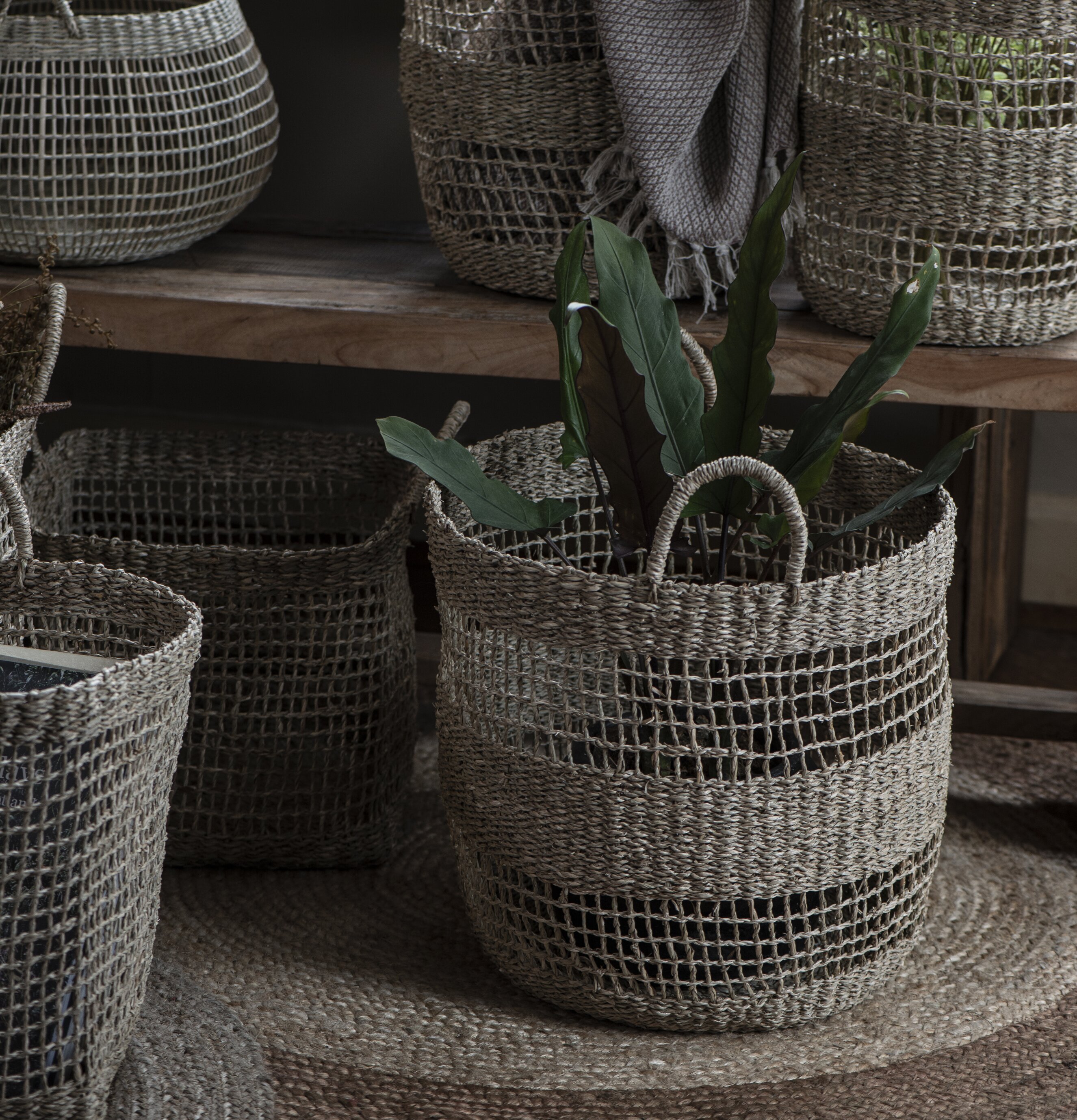 Korg Set/3 från IB Laursen arrangerade på en träbänk