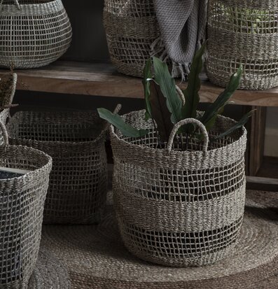Korg Set/3 från IB Laursen arrangerade på en träbänk