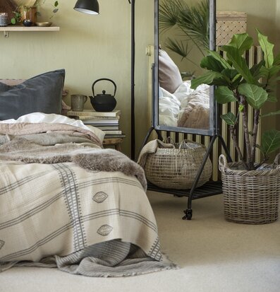 Korg Rund Set/3 från IB Laursen bredvid spegel och växt