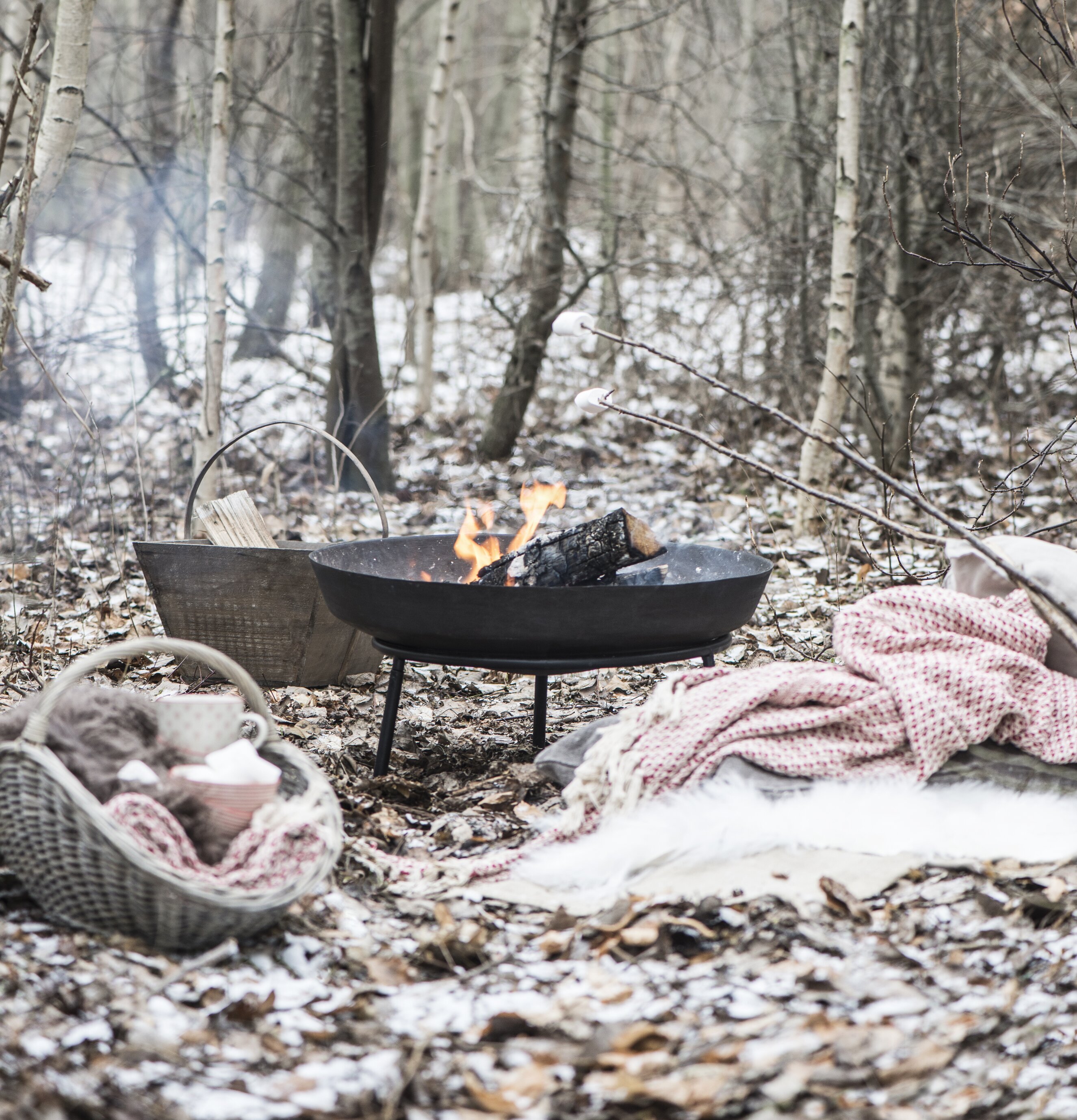 Eldfat/Stativ Svart från IB Laursen i en vinterskog