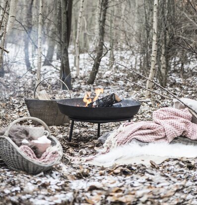 Eldfat/Stativ Svart från IB Laursen i en vinterskog