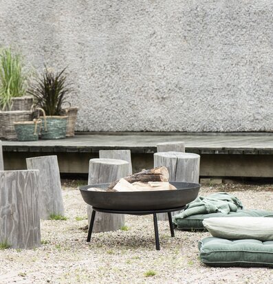 Eldfat/Stativ Svart från IB Laursen i rustik utomhusmiljö