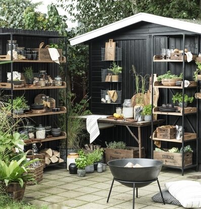 Eldfat/Stativ Svart från IB Laursen i en grön trädgård