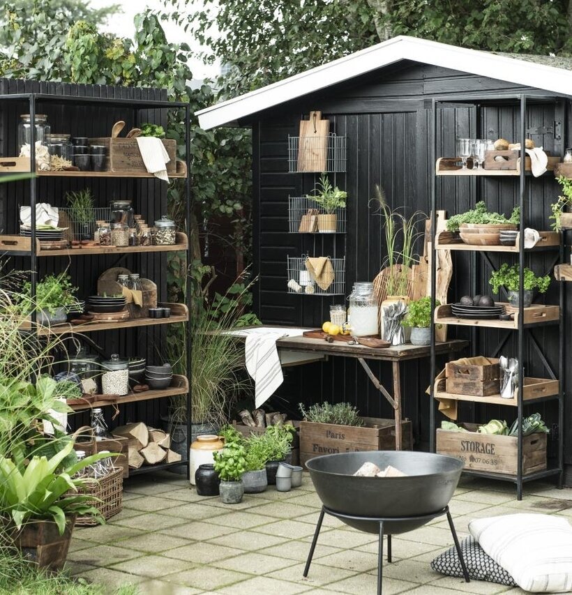 Eldfat/Stativ Svart från IB Laursen i en grön trädgård