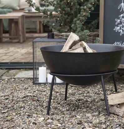 Eldfat/Stativ Svart från IB Laursen i en trädgårdsmiljö