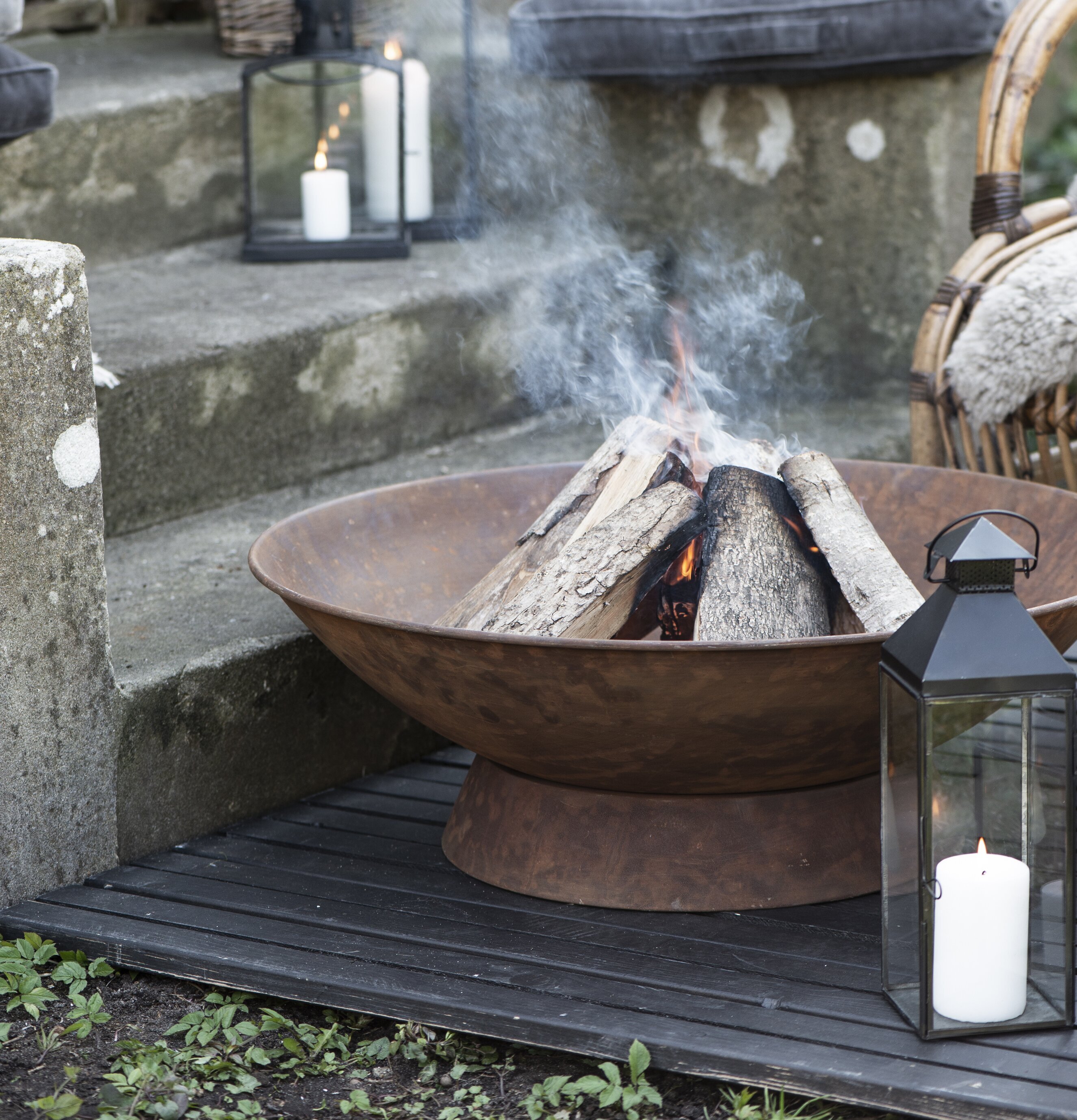 Eldfat Fot Rost från IB Laursen i en lantlig utomhusmiljö