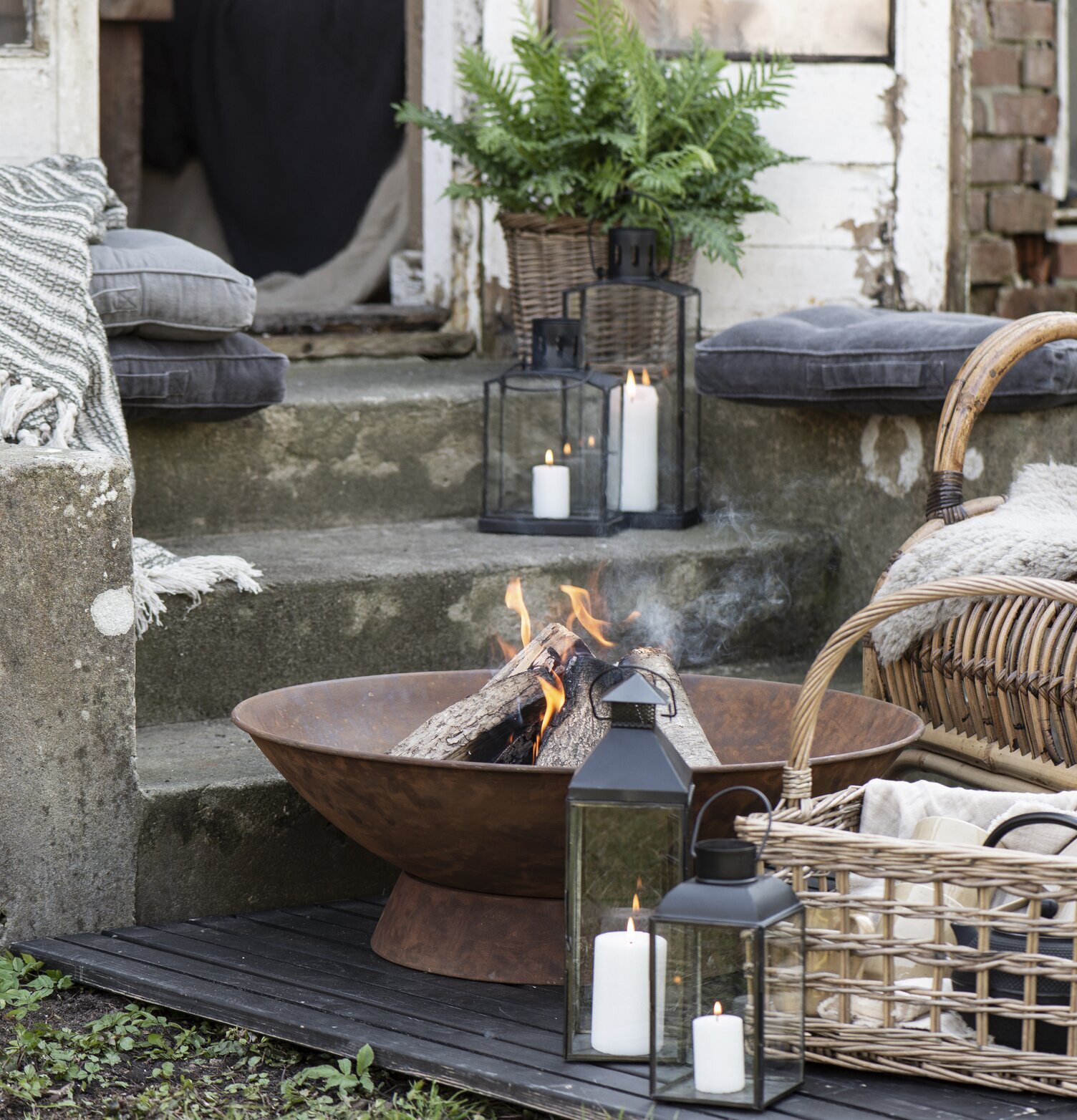 Eldfat Fot Rost från IB Laursen i en mysig trädgårdsmiljö