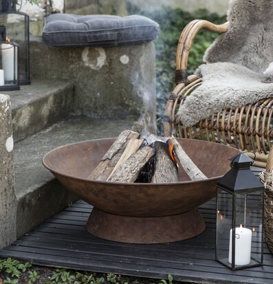 Eldfat Fot Rost från IB Laursen i en rustik trädgårdsmiljö