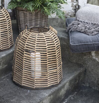 Bild av harmonisk utemiljö med ljuslykta i rotting