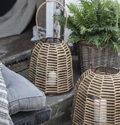 Bild av harmonisk utomhusmiljö med rottingdetaljer