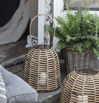 Bild av rottinglyktor i harmonisk utomhusmiljö