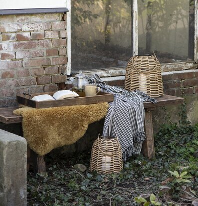 Bild av rofylld utomhusmiljö med rustik charm