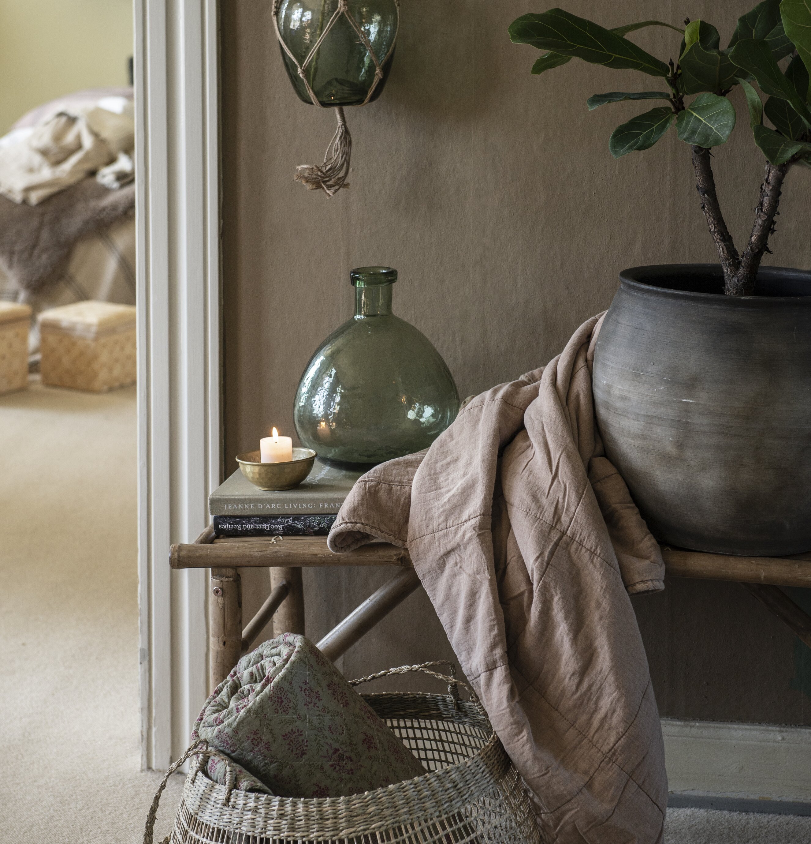 Glasvas Ballong Grön från IB Laursen på rustikt träbord