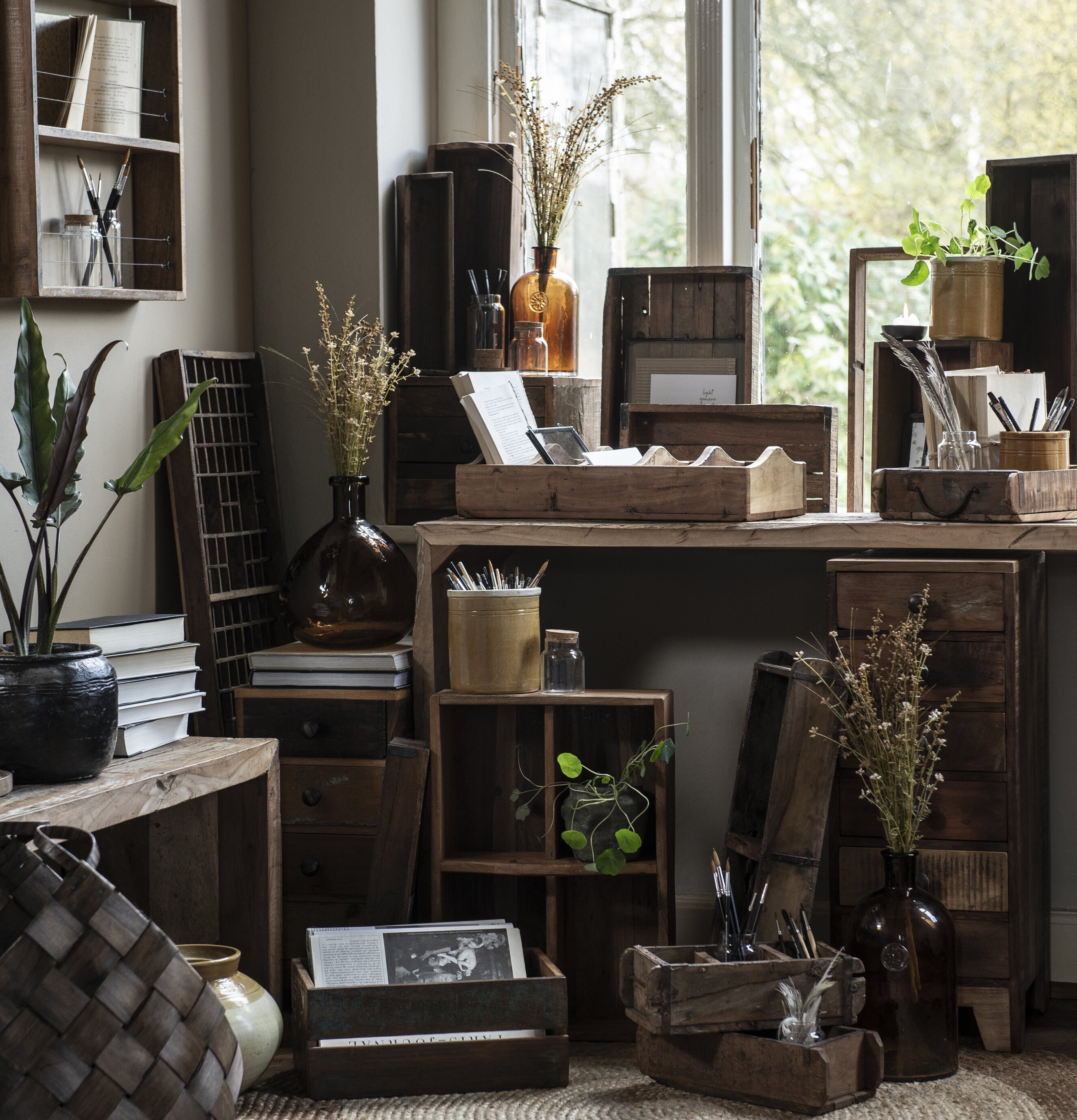 Glasvas Ballong Brun från IB Laursen på träskåp med kvistar