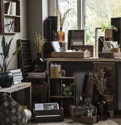 Glasvas Ballong Brun från IB Laursen på träskåp med kvistar