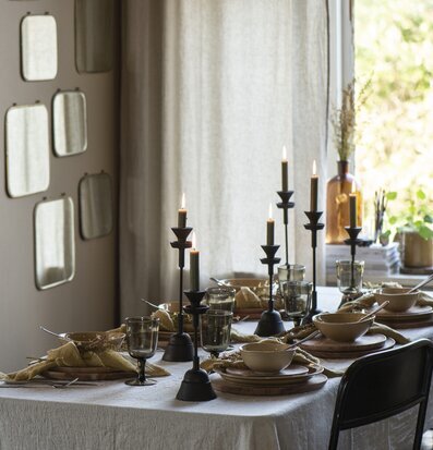 Ljusstake Järn Stor från IB Laursen på ett dukat bord