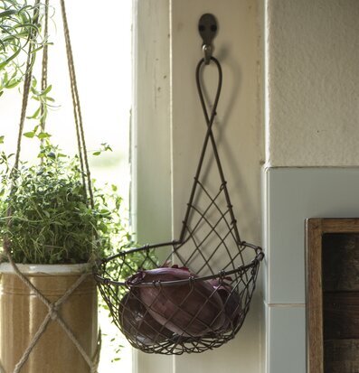 Trådkorg Vägg Stor från IB Laursen fylld med röda lökar