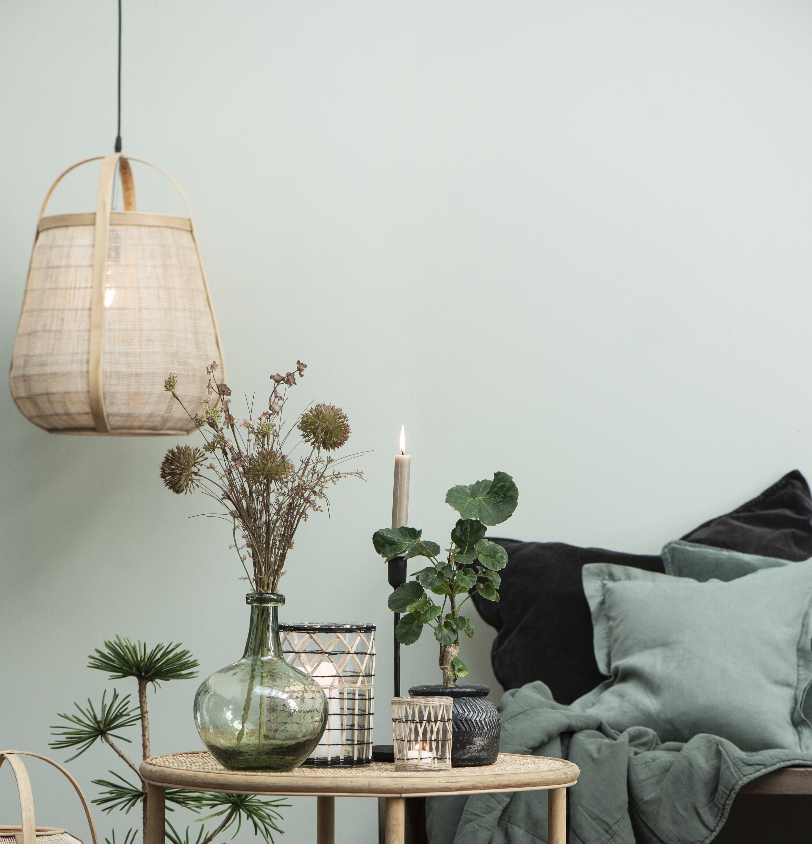 Taklampa Hessian från IB Laursen i ett stilfullt vardagsrum