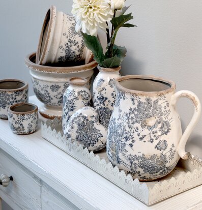 Kanna Franskt Mönster från Chic Antique på vit byrå