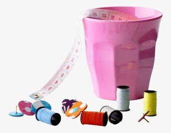 Bild av färgglada föremål för kreativ inredningsinspiration