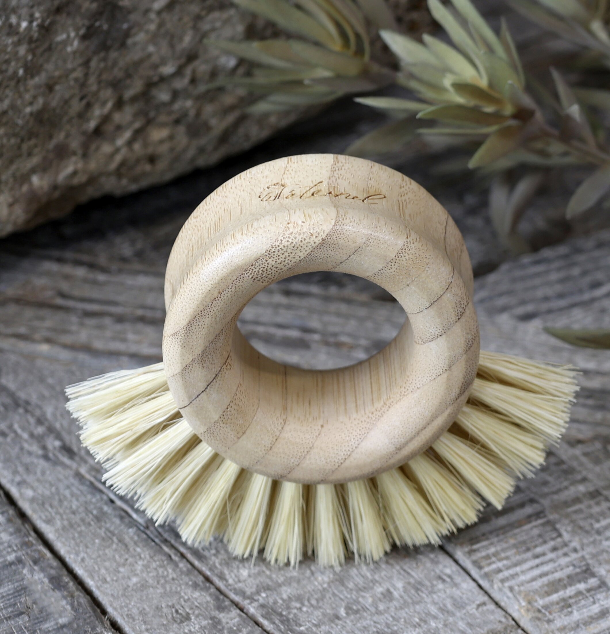 Grönsaksborste Éternel från Chic Antique på rustikt träbord