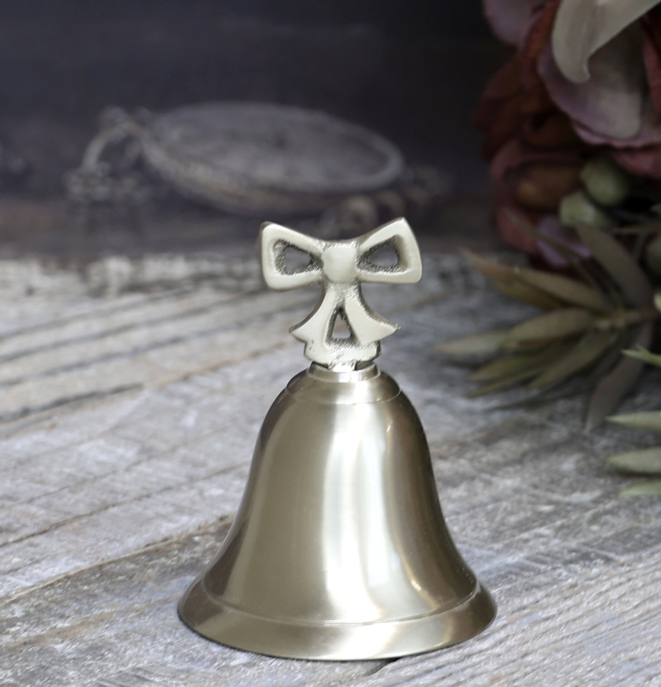 Klocka Antik Mässing från Chic Antique på rustik träyta