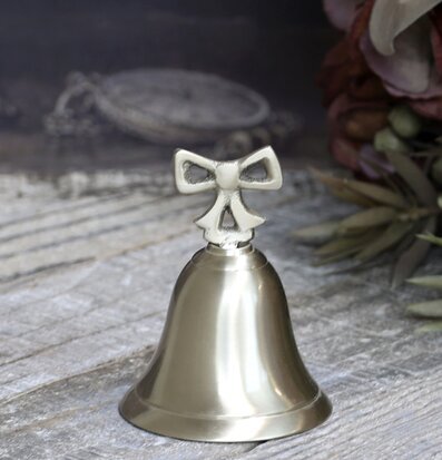 Klocka Antik Mässing från Chic Antique på rustik träyta