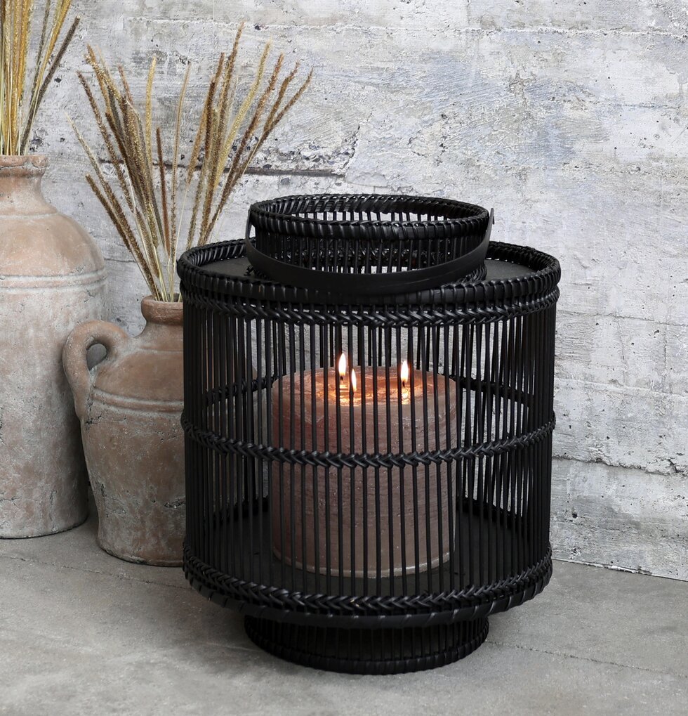 Lanterna Bambu Antique Black från Chic Antique i rustik miljö