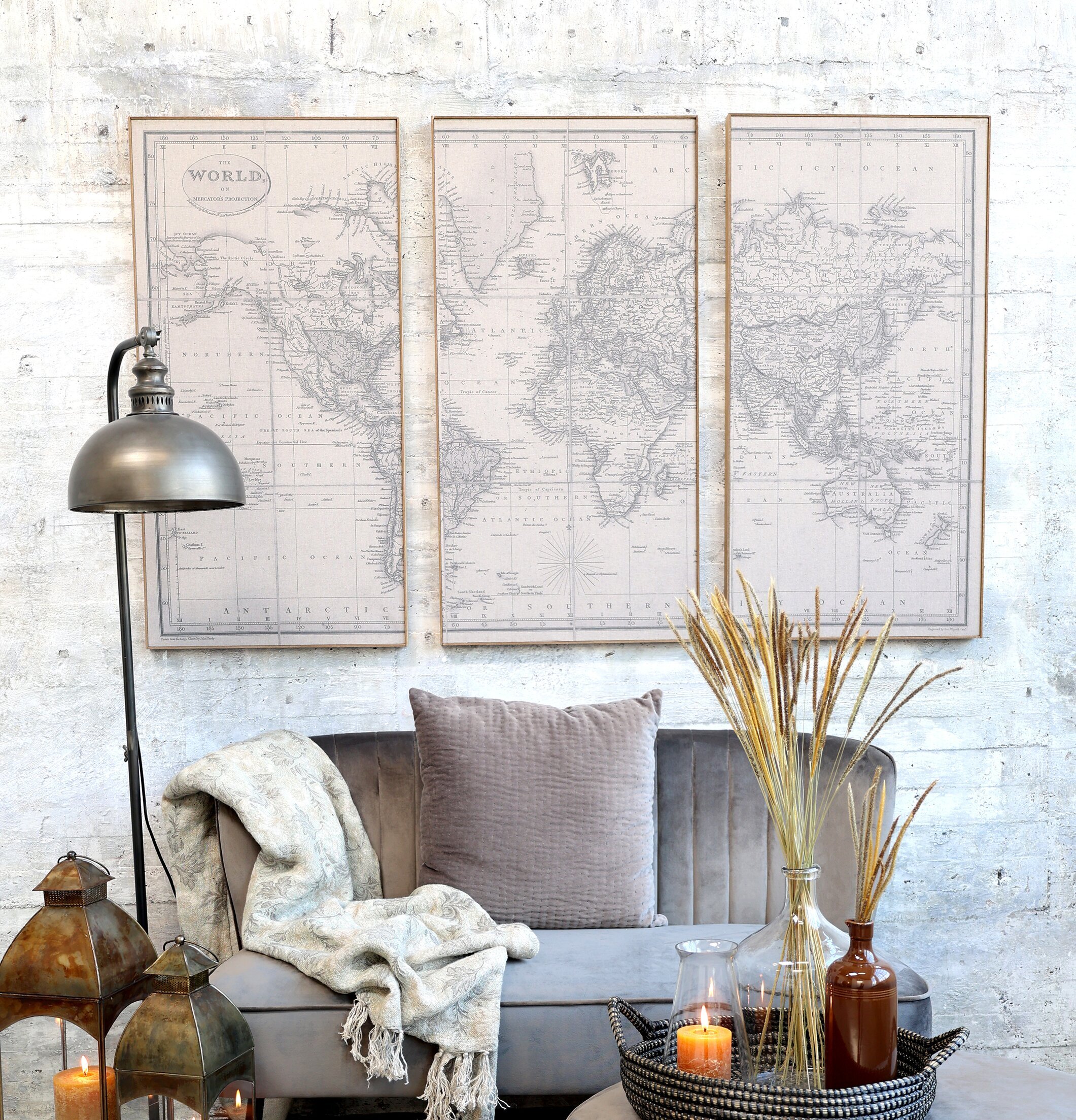 Tavla Världskarta Set/3 från Chic Antique på betongvägg