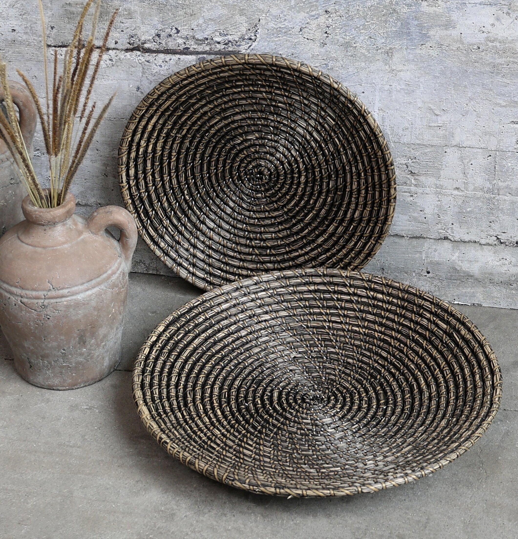 Fat Sjögräs Set/2 från Chic Antique på cementyta med vaser