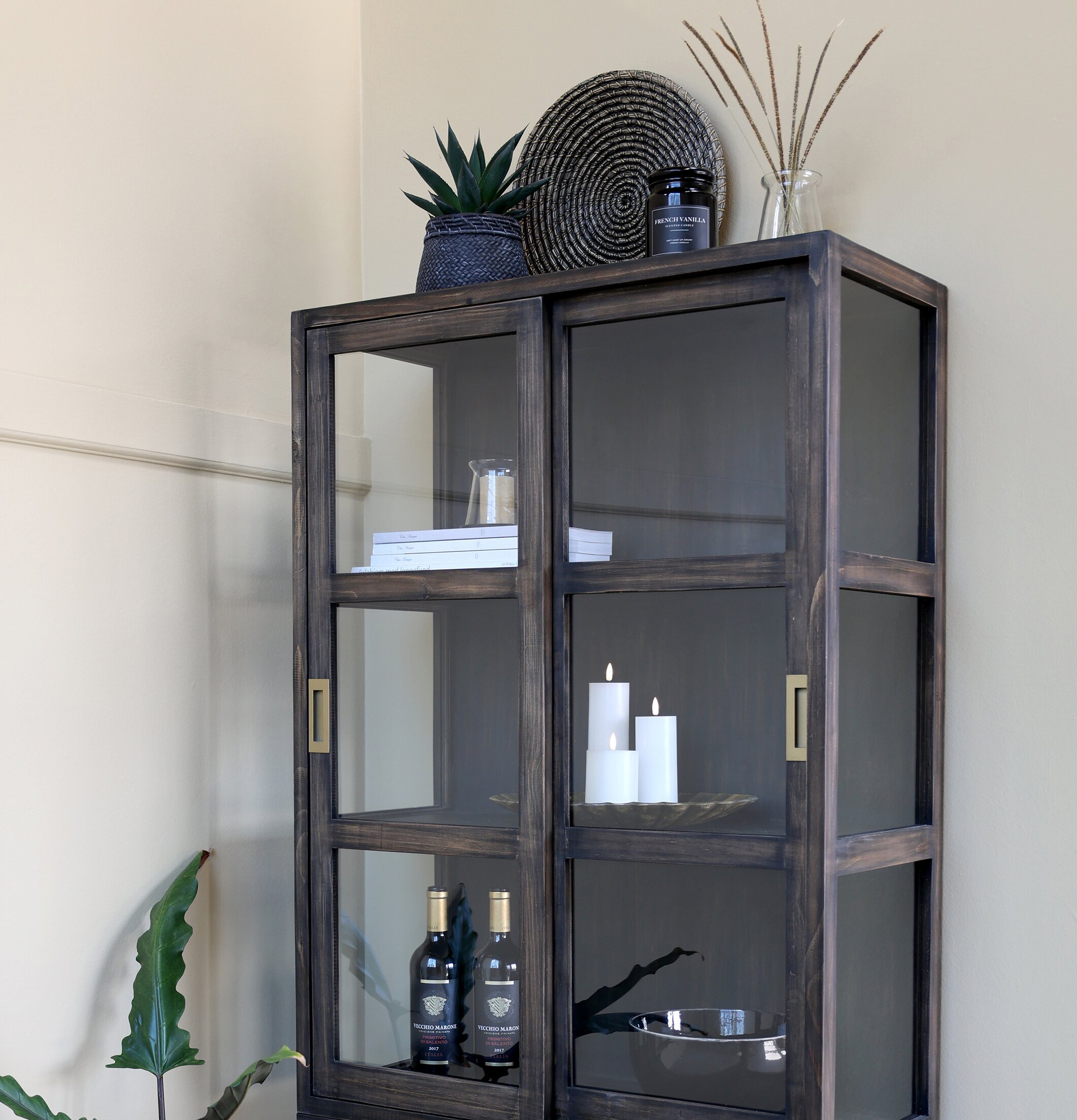 Fat Sjögräs Set/2 från Chic Antique i vitrinskåp med växter