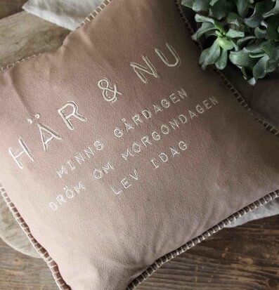 Kudde Här & Nu Taupe från Majas Cottage i rustik miljö