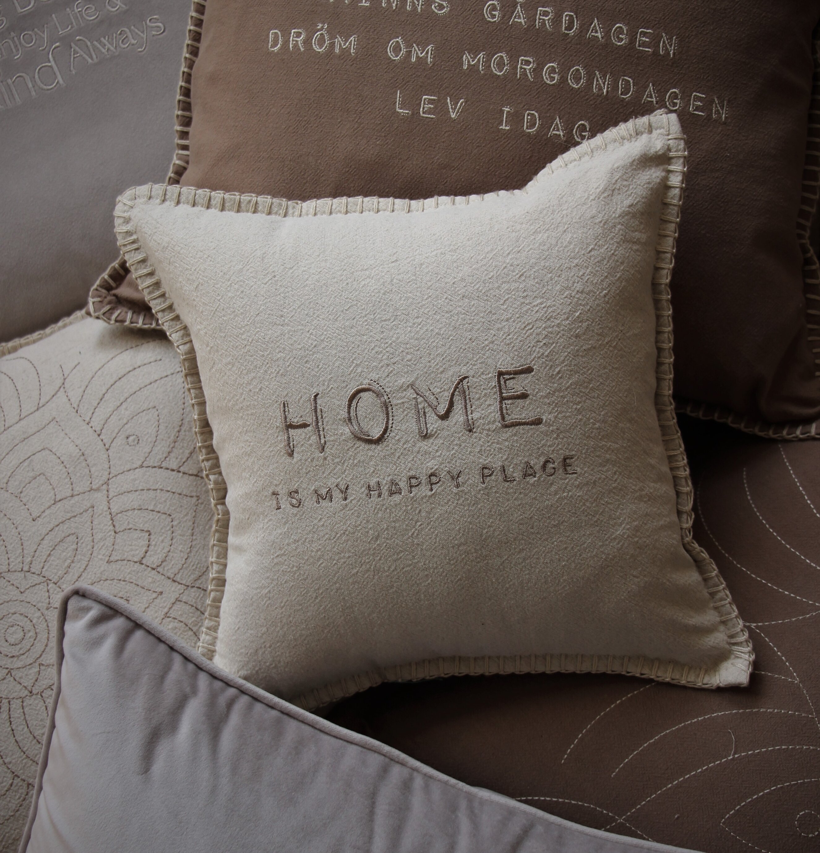 Kudde - Home Is My Happy Place från Majas Cottage i soffa