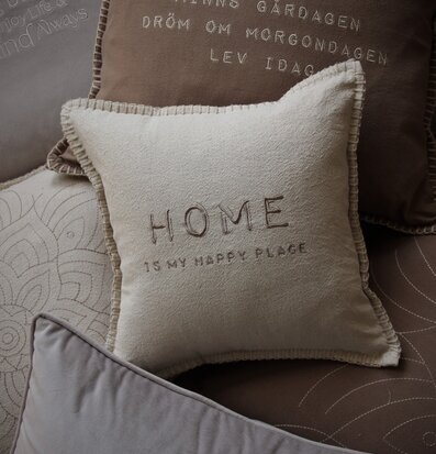Kudde - Home Is My Happy Place från Majas Cottage i soffa