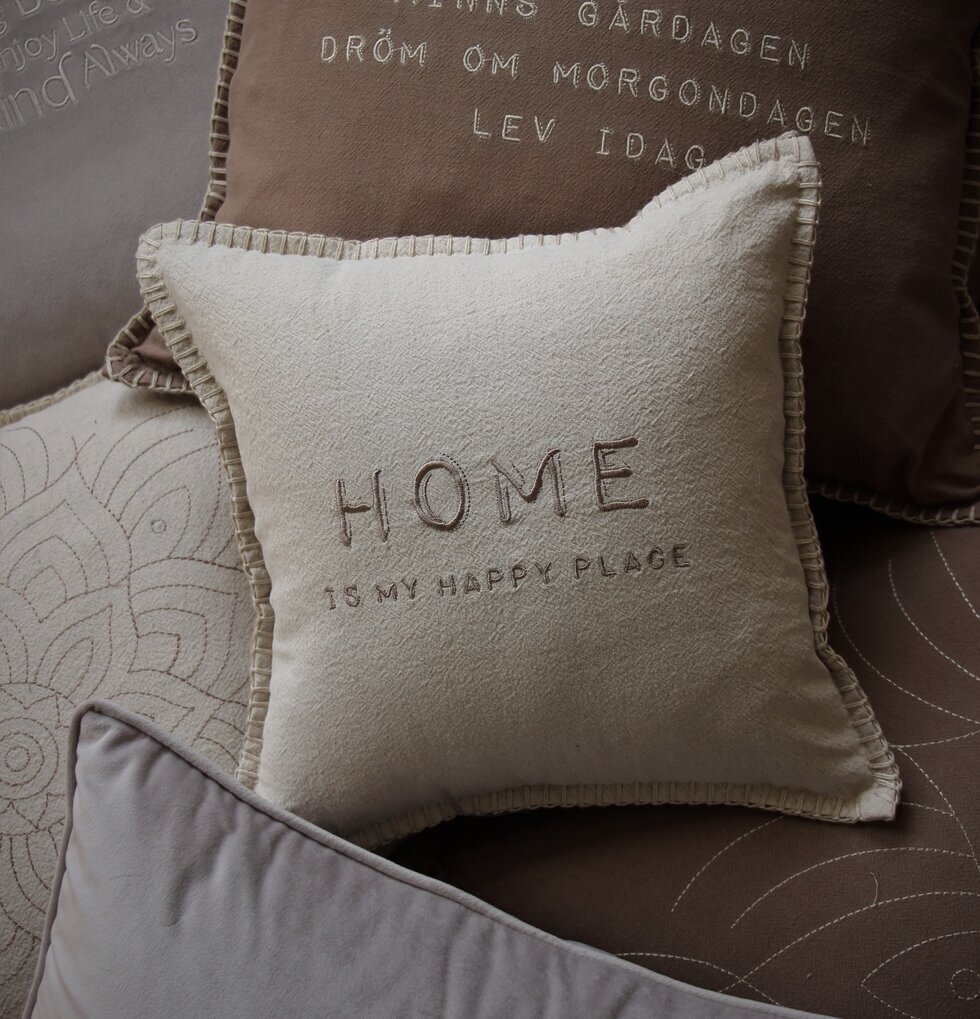 Kudde - Home Is My Happy Place från Majas Cottage i soffa