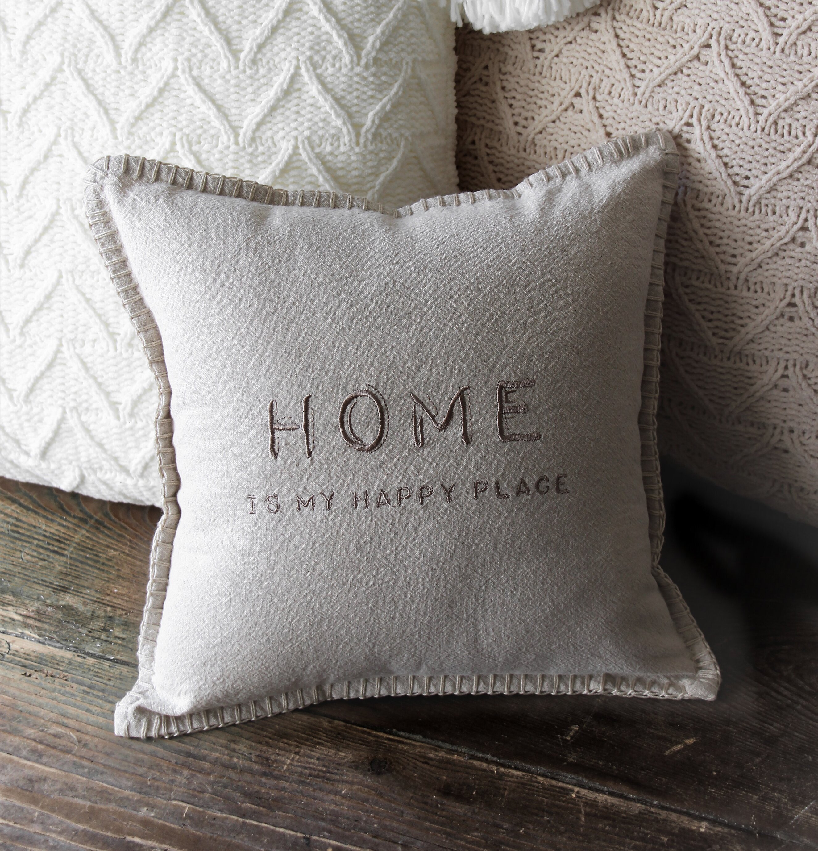 Kudde - Home Is My Happy Place från Majas Cottage i beige