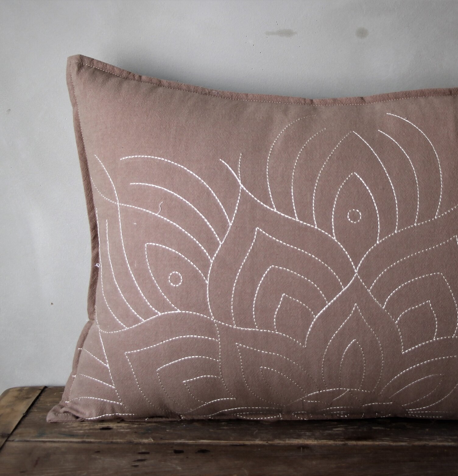 Kudde Fleur Taupe från Majas Cottage med vitt broderimönster