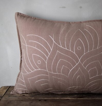 Kudde Fleur Taupe från Majas Cottage med vitt broderimönster