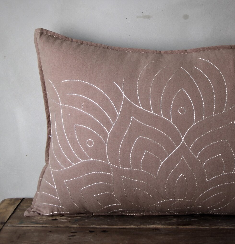 Kudde Fleur Taupe från Majas Cottage med vitt broderimönster